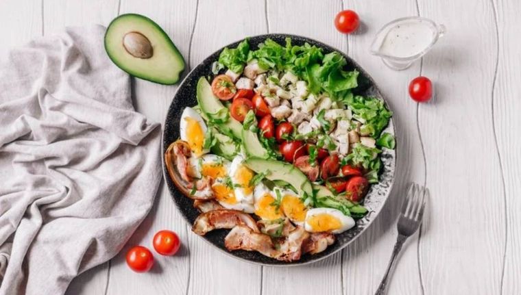 Cómo hacer una ensalada con pollo, aguacate y huevo (Shutterstock).
