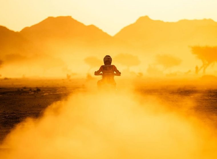 Luciano Benavides, al mando de su KTM, dio un paso clave rumbo al título en la recta final del Rally Dakar.