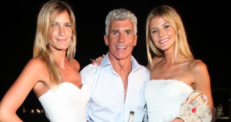 Ricardo Piñeyro llegó en compañía de dos de las modelos de su staff: Carola Kirby y Jimena Butilengo. Foto: Gentileza