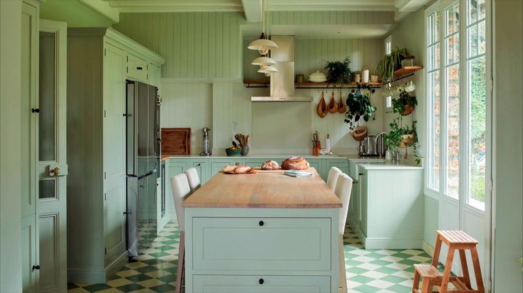 El verde le aporta vida y personalidad a esta cocina. Foto: Neptune.