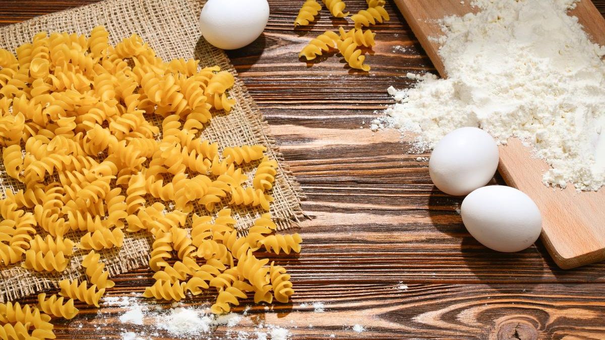 Estos fusiles al huevo son deliciosos: una receta fácil, económica y rendidora