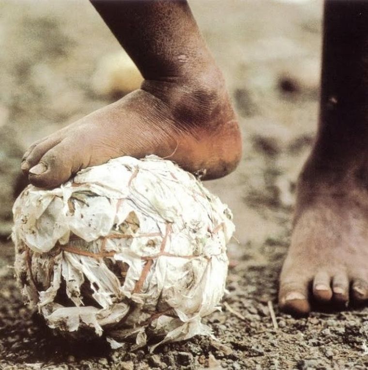 pelota Los niños habrían estado jugando al fútbol a las 2 am y los vecinos reaccionaron mal.