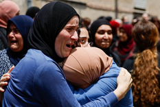 Familiares de víctimas de un misil iraní en una población árabe de Israel. Familiares de víctimas de un misil iraní en una población árabe de Israel.