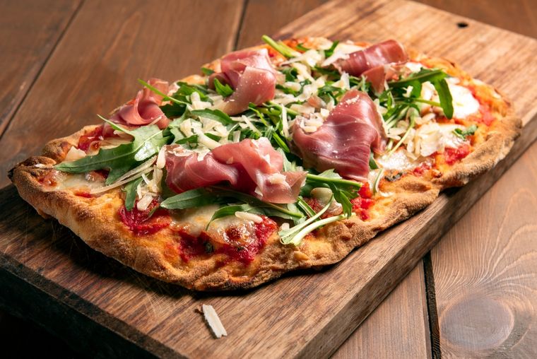 Aunque la pizza tradicional lleva ingredientes simples, esta receta incorpora ingredientes frescos que reflejan la cocina contemporánea italiana. Aunque la pizza tradicional lleva ingredientes simples, esta receta incorpora ingredientes frescos que reflejan la cocina contemporánea italiana.