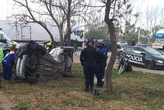 un hombre volco violentamente en el acceso sur y esta grave en el hospital central