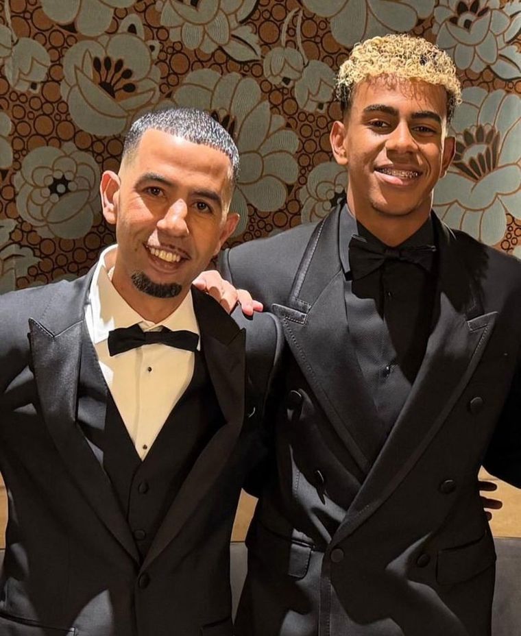El papelón del papá de Lamine Yamal segundos antes de que Ronaldinho anunciara a Dembelé como el ganador.