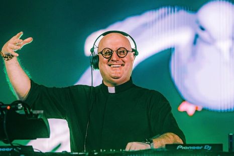 Padre Guilherme cambió el escenario de su presentación Padre Guilherme cambió el escenario de su presentación