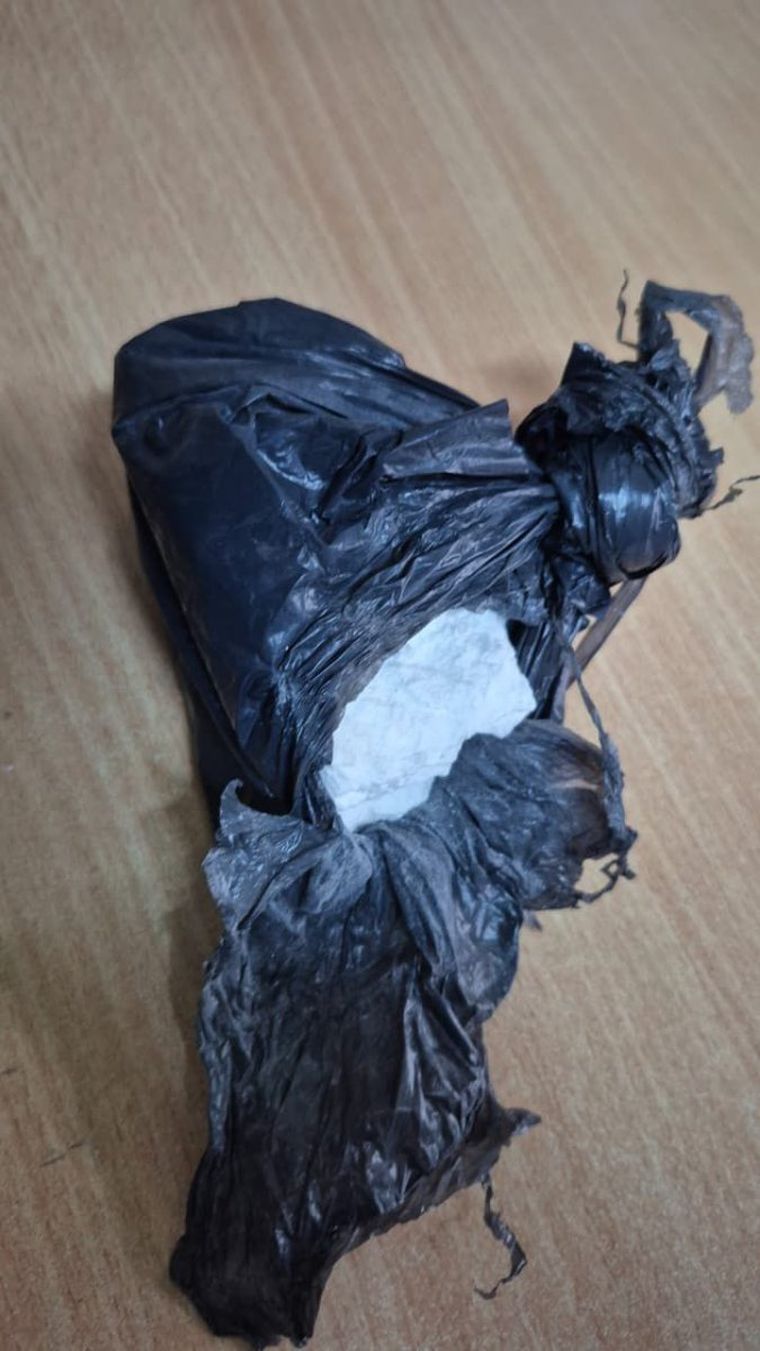 Bolsa con cocaína secuestrada por efectivos, tras una persecucíon en la que resultó aprehendido un hombre. Bolsa con cocaína secuestrada por efectivos, tras una persecucíon en la que resultó aprehendido un hombre.