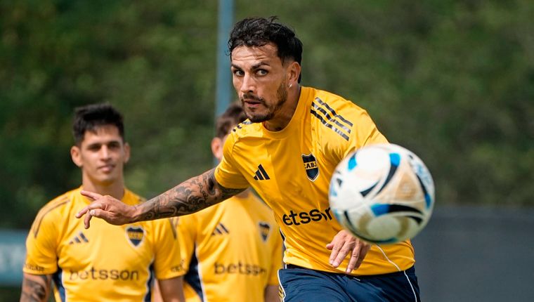 Mientras se recupera de su esguince de tobillo, Paredes costeó un chárter para el debut de Boca en la Copa Argentina. Mientras se recupera de su esguince de tobillo, Paredes costeó un chárter para el debut de Boca en la Copa Argentina.