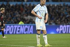 Maravilla Martínez pasó de festejar su gol a sufrir por el penal que le dio la victoria a Barracas Central en el Cilindro. Maravilla Martínez pasó de festejar su gol a sufrir por el penal que le dio la victoria a Barracas Central en el Cilindro.