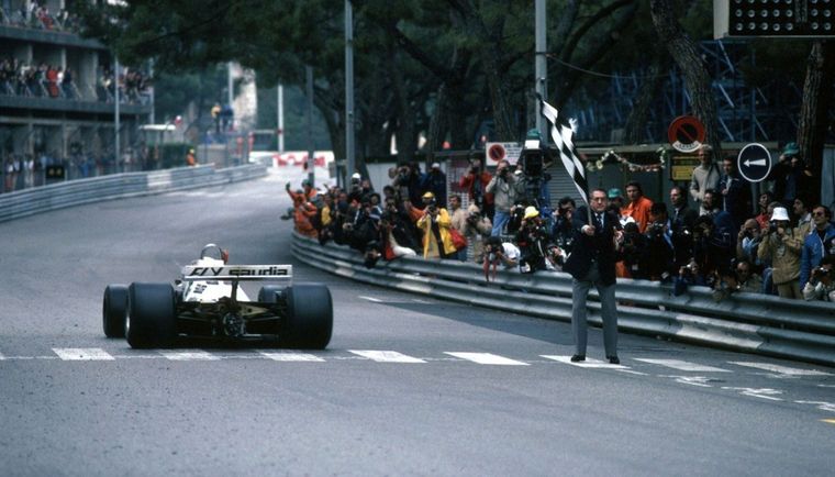 Bandera a cuadros para Reutemann en Mónaco.