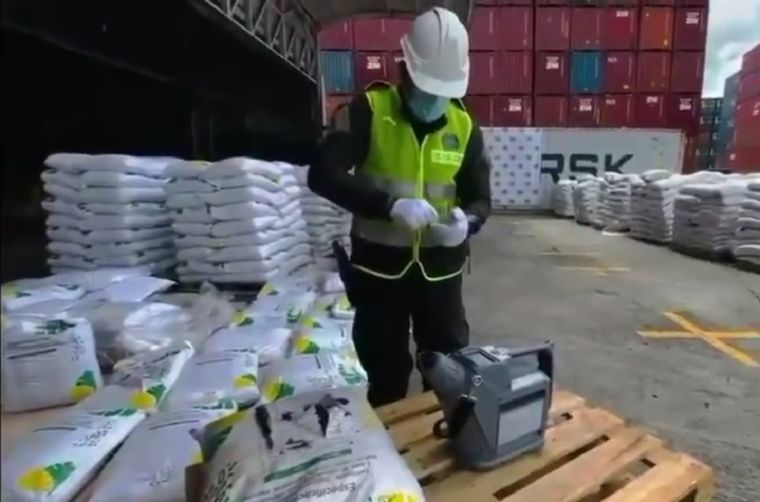 El cargamento estaba camuflado en costales de fertilizantes en el puerto de Buenaventura y habría generado millones en el mercado europeo. Foto: Policía de Colombia