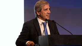 El ministro de Economía Luis Caputo tiene una parada difícil este miércoles cuando deba renovar el equivalente a unos 13.000 millones de dólares. El ministro de Economía Luis Caputo tiene una parada difícil este miércoles cuando deba renovar el equivalente a unos 13.000 millones de dólares.