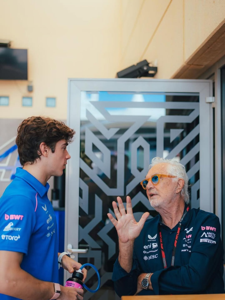 Flavio Briatore y su pequeña reunión con Franco Colapinto. Flavio Briatore y su pequeña reunión con Franco Colapinto.