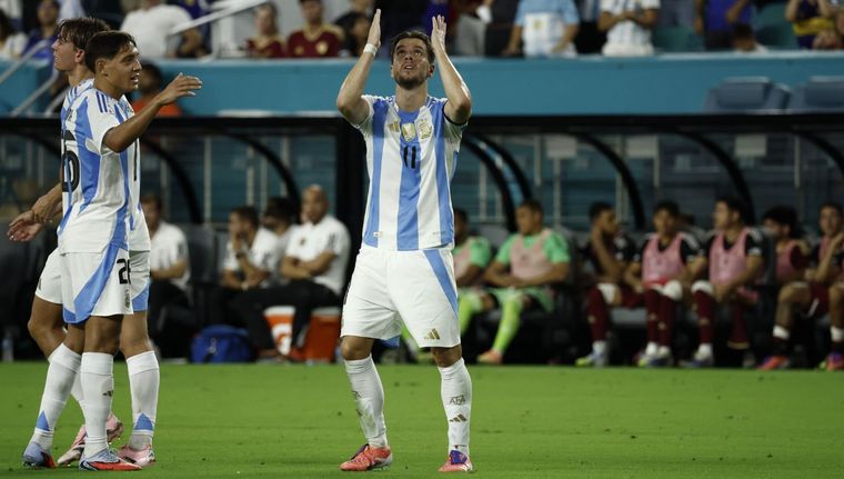 Giovani Lo Celso, el goleador de la victoria de la Selección argentina frente a la Vinotinto ofrenda su tanto al cielo.