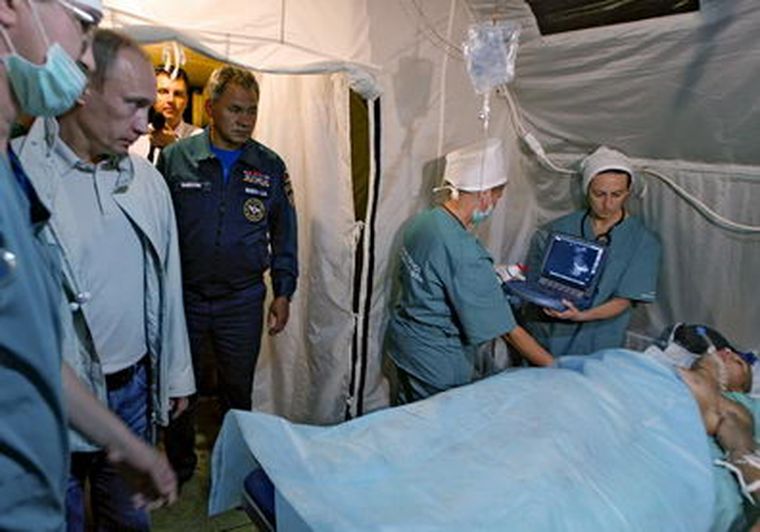 El primer ministro Vladimir Putin  mientras visita un hospital de campaña en un campo de refugiados. Foto: EFE
