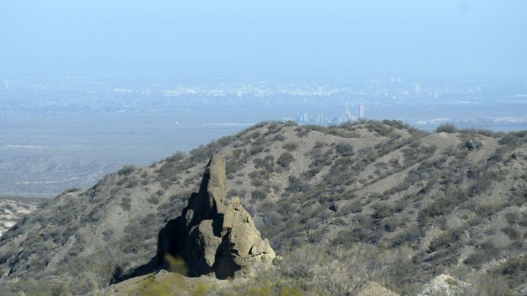 Desde el lugar se puede ver la fábrica de cemento cercana y más atrás el Gran Mendoza. Desde el lugar se puede ver la fábrica de cemento cercana y más atrás el Gran Mendoza.