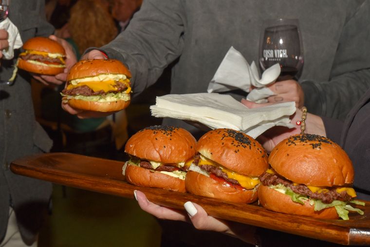 Los asistentes pudieron disfrutar de un sabroso menú de recepción compuesto por empanadas de atún, gazpachu, hamburguesas y pastas, entre otras delicias. Y, por su puesto, que bebieron los exquisito vinos de Casa Vigil. Los asistentes pudieron disfrutar de un sabroso menú de recepción compuesto por empanadas de atún, gazpachu, hamburguesas y pastas, entre otras delicias. Y, por su puesto, que bebieron los exquisito vinos de Casa Vigil.