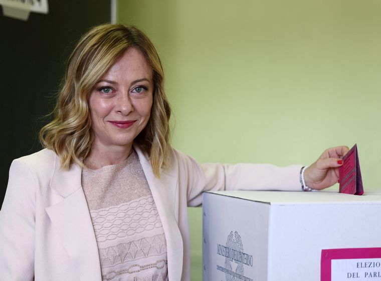 La primera ministra italiana, Giorgia Meloni, vota en las elecciones al Parlamento Europeo, en Roma, Italia, el 8 de junio de 2024 Foto: REUTERS/Yara Nardi