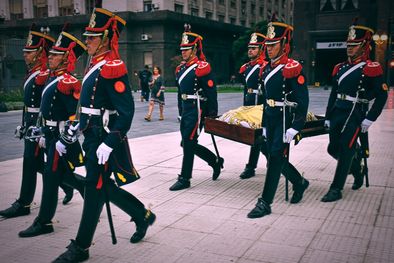 MDZol | Todos los días, en la Plaza de Mayo, siete Granaderos marchan desde la Casa Rosada hasta la Catedral.