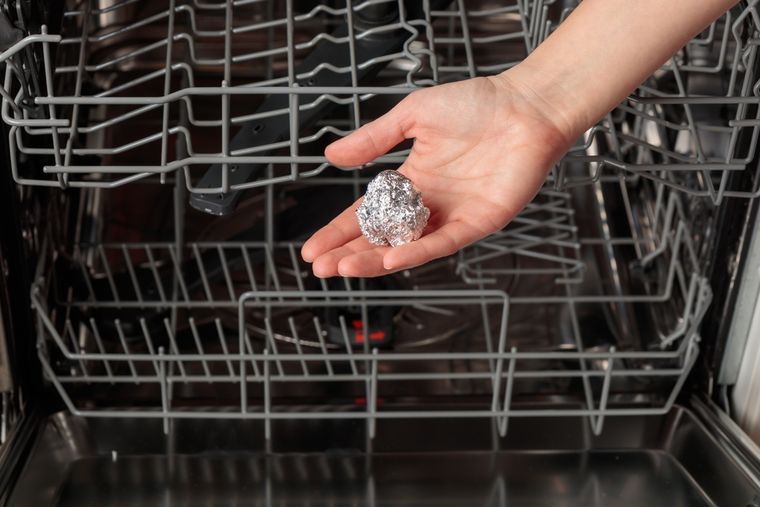 Una bola de papel aluminio puede ayudarte a eliminar grasa, óxido y suciedad en segundos. Foto: Shutterstock Una bola de papel aluminio puede ayudarte a eliminar grasa, óxido y suciedad en segundos. Foto: Shutterstock