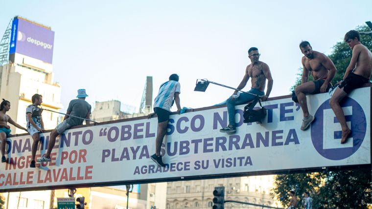 Los hinchas provocaron destrozos en diversos espacios públicos