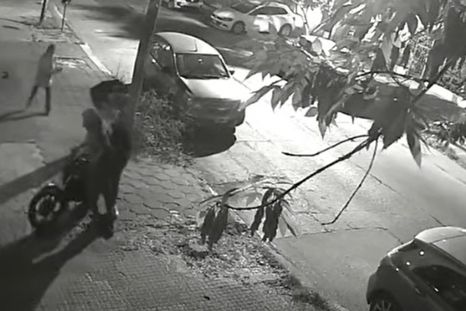 La mujer se defendió como pudo contra la embestida de los motochorros. La mujer se defendió como pudo contra la embestida de los motochorros.