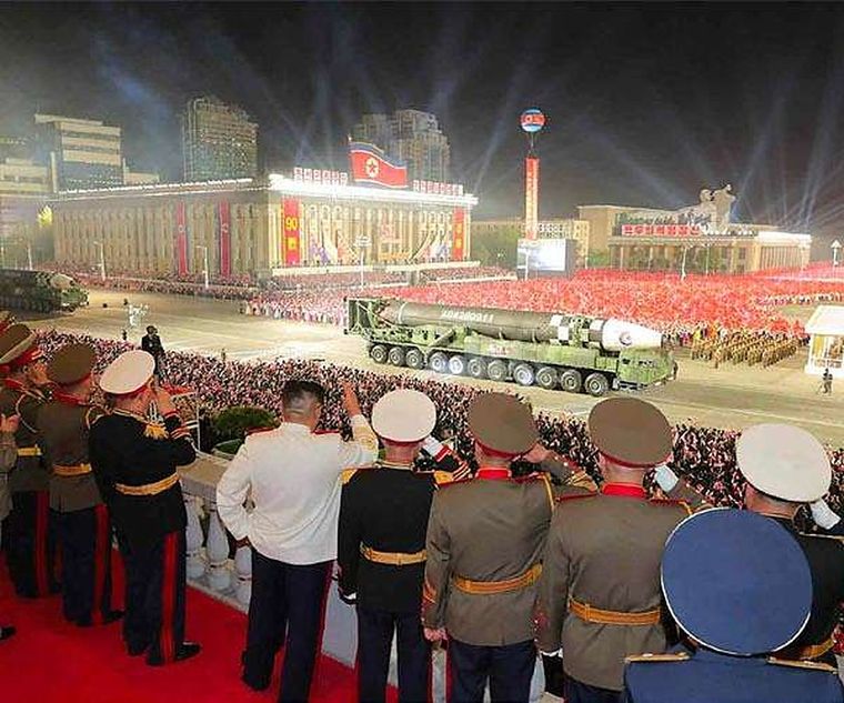 Kim Jong-un saluda el paso de un desfile militar con misiles nucleares Foto: SW