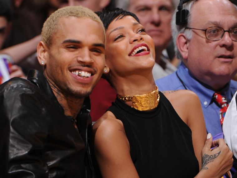 Foto: https://elcomercio.pe/luces/musica/chris-brown-conto-regreso-rihanna-golpearla-179625-noticia/