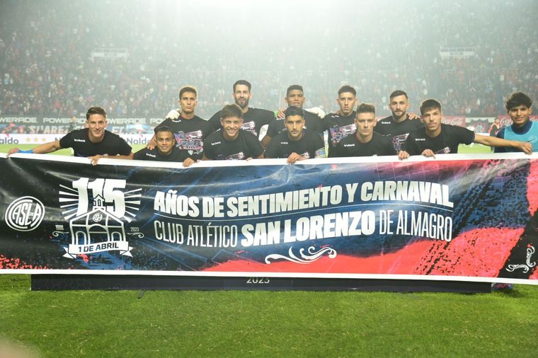Los jugadores mostraron una pancarta con motivo del aniversario en la previa. Foto: @SanLorenzo