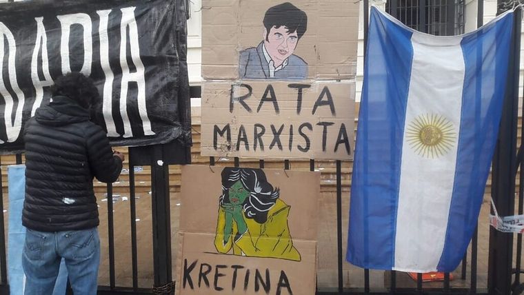 Algunos de los carteles que realiza el centro cultural