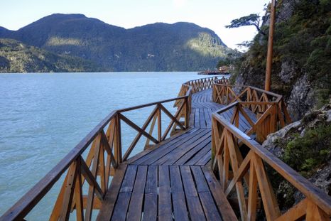 Caleta Tortel, el pueblo de fiordos y pasarelas que conquista a la Patagonia austral.