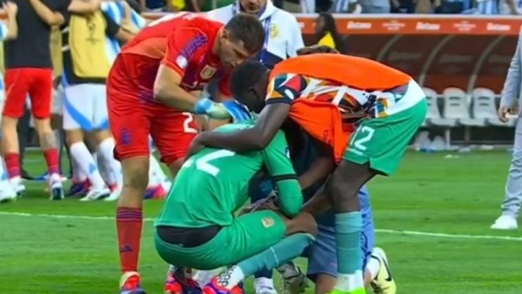 Dibu, antes de festejar, fue a saludar a su colega. Foto: Captura video