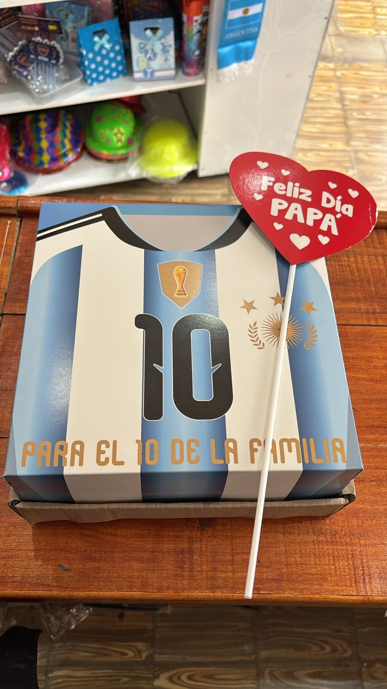 Incluso los regalos del Día del Padre vienen con temática de la Selección Argentina. Incluso los regalos del Día del Padre vienen con temática de la Selección Argentina.