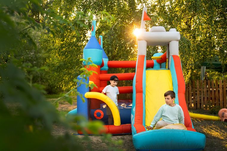 La niña sufrió fractura de fémur en un pelotero durante un cumpleaños en la provincia de Salta y requiere  de una costosa cirugía. Foto: Freepik