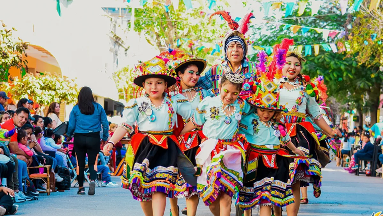 San Pedro de Jujuy vuelve a llenarse de color, música y alegría popular con la cuarta edición de los Corsos de Invierno. San Pedro de Jujuy vuelve a llenarse de color, música y alegría popular con la cuarta edición de los Corsos de Invierno.