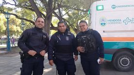 hablaron los policias que asistieron un parto en la plaza independencia: fue un acto de amor y humanidad