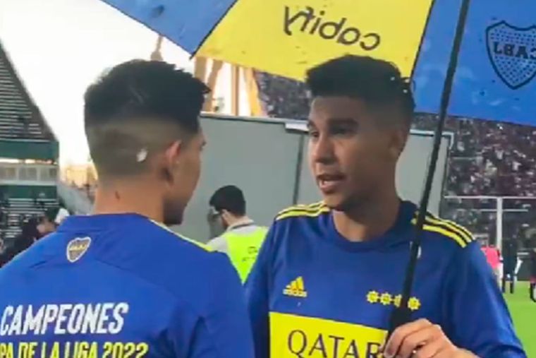 Pol Fernández se tomó un momento para marcarle algunas cosas futbolísticas a Aaron Molinas en pleno festejo de Boca.