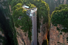 El ascensor al aire libre más alto del mundo es el de los Cien Dragones, ubicado en Hunan, China. Foto: architecturaldigest.com
