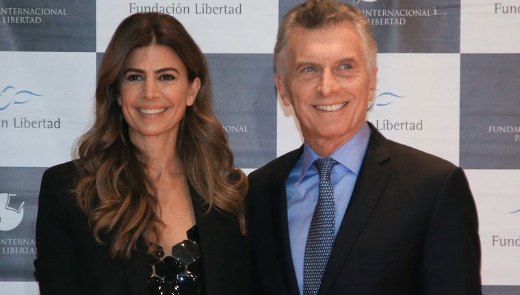 La ex primera dama volvió a marcar tendencia con un vestido negro que combinó transparencias y encaje en una salida nocturna junto a Mauricio Macri. Foto: NA