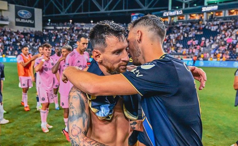 Da´niel Gazdag se abraza con Messi después del partido. Foto: Instagram