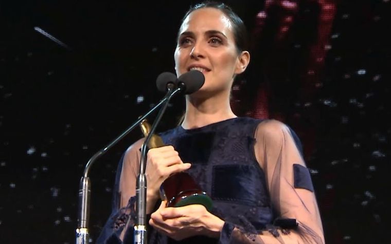 Multipremiada Julieta les encontró una función a sus estatuillas.