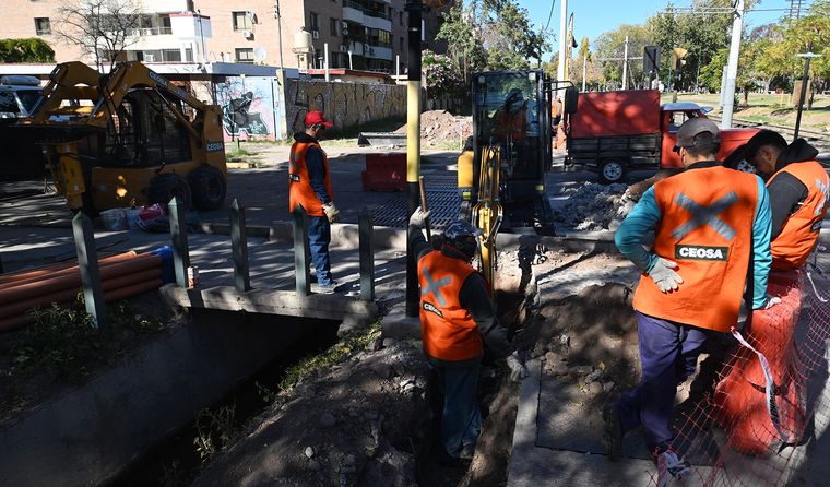 Maquinaria pesada, perforaciones y enormes zanjas marcan el avance de las obras de ampliación y modernización del Metrotranvía.