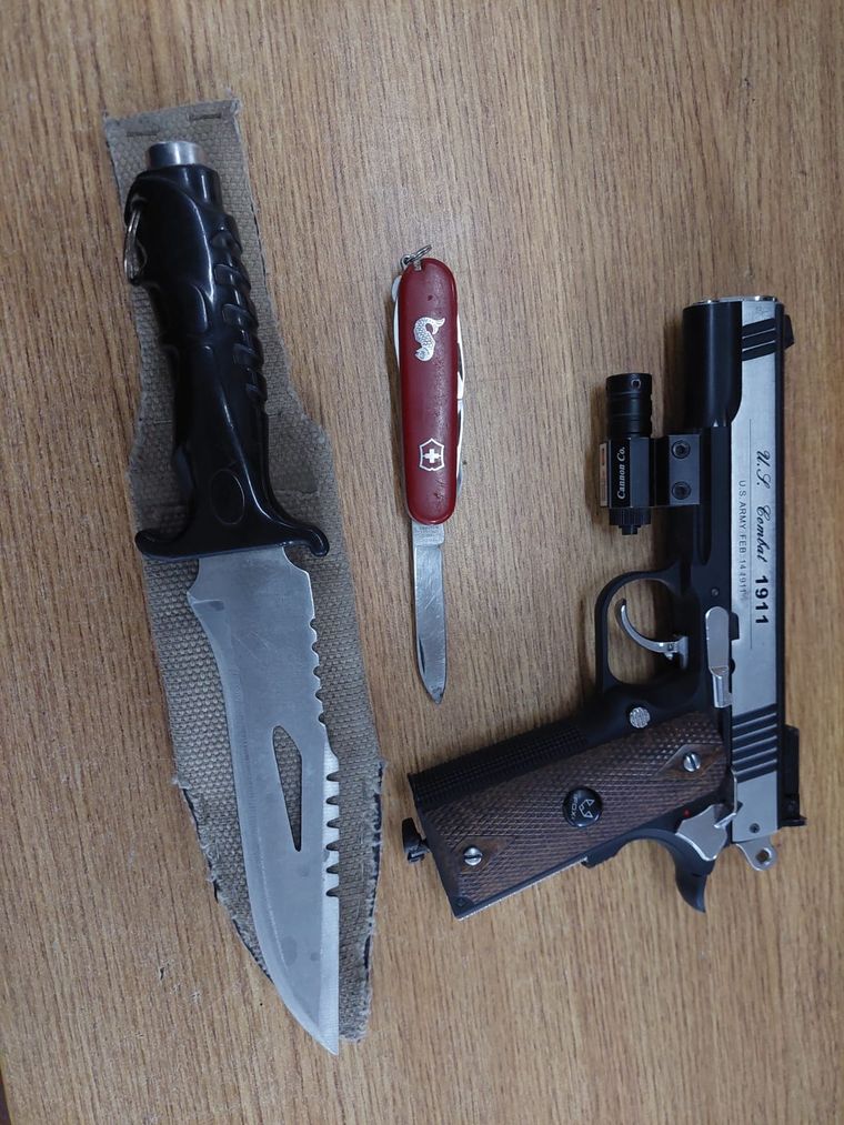 Armas blancas y un arma de fuego fueron incautadas en un operativo en La Favorita Foto: Ministerio de Seguridad de Mendoza