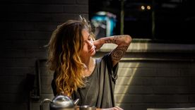 La llamada hormona del estrés, el cortisol, puede hacer daño en tu cuerpo, haciendo que envejezca más rápidamente y estés más propenso a enfermedades. Foto: Unsplash