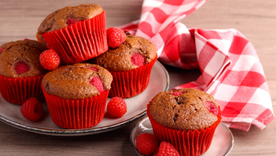 Adictiva receta de muffins de frambuesas: ideales para congelar y disfrutar toda la semana.
