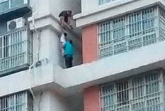 video: asi evita que una nina caiga desde el piso 15 de un edificio