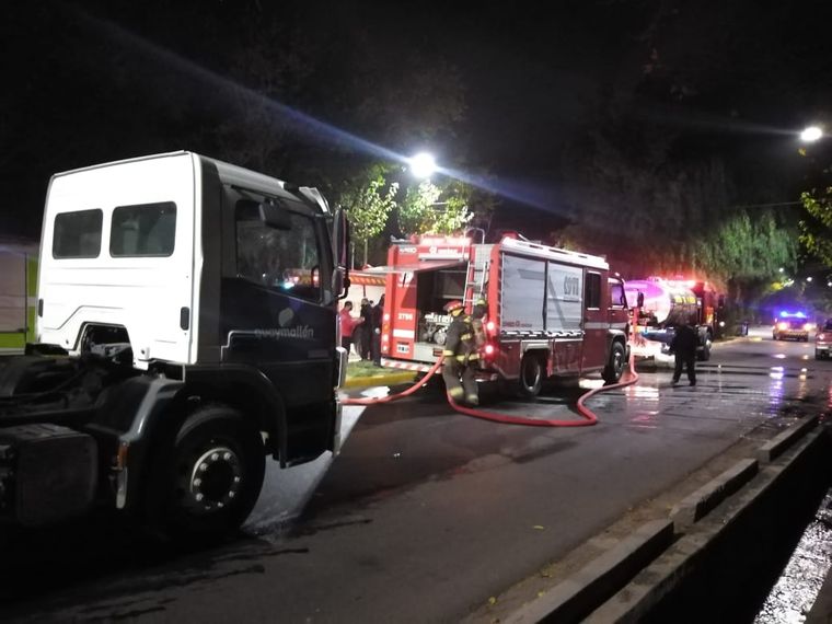 Bomberos Voluntario de Godoy Cruz y Cuartel Central sofocaron el incendio y asistieron a las víctimas
