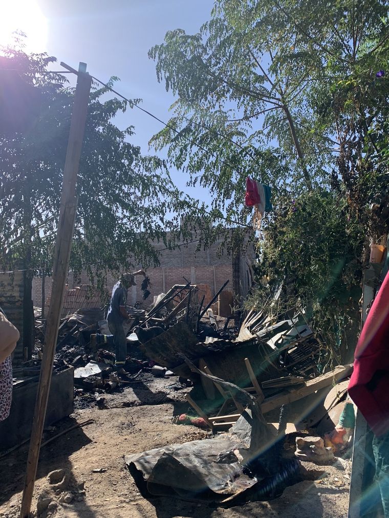 El incendio causó destrucción total en la vivienda Foto: X @MailenSanchez5