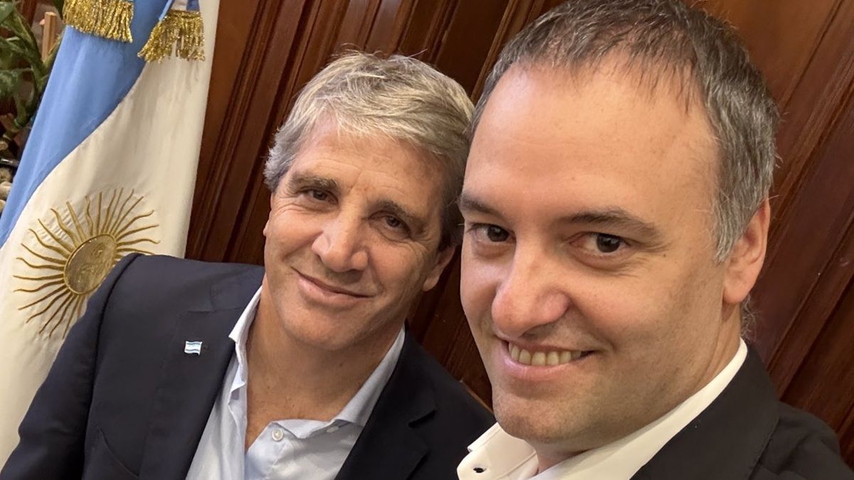 Caputo se suma al blindaje de Milei a Adorni: 